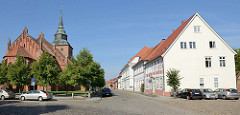 Blick zur evangelisch-lutherischen Stadtkirche St. Marien in Boizenburg/Elbe - überwiegend gotische Pfarrkirche; rechts denkmalgeschützte Wohnhäuser am Kirchplatz.