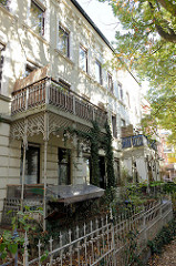 Denkmalgeschütztes Etagenhaus im Compeweg von Hamburg-Harburg - errichtet 1896, Architekt Emil Schröder; mit Eisendekor verzierte Balkons und Grundstückseinfriedung.