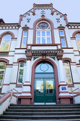 Eingang vom Schulgebäude des Lessing Gymnasiums in Hamburg-Harburg, das unter Denkmalschutz stehende Schulhaus wurde 1902 errichtet - Architekt Friedrich Homann.