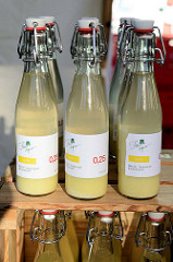 Marktstand mit Ingwersaft in Flaschen auf dem Wochenmarkt   im Hamburger Stadtteil Ottensen / Spitzenplatz.