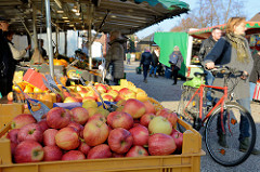 Marktstand  mit Obst und Gemüse  auf dem Wochenmarkt in Hamburg Finkenwerder, Finksweg.
