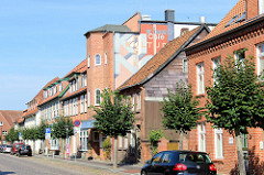 Wohn- und Geschäftshäuser in der Reichenstraße von Boizenburg/Elbe; in der Bildmitte das Gebäude des dortigen Kinos. Es wurde 1932 als Boizenburger Lichtspiele eröffnet, 1936 wurde es umgebaut und hieß Kammerlichtspiele.