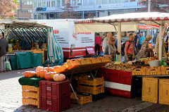 Marktstände auf dem Wochenmarkt Sand im Hamburger Stadtteil Harburg.