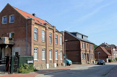 Einstöckige Klinkerwohnhäuser / Wohnblocks mit Dachausbau in der Hamburger Straße von Boizenburg/Elbe.