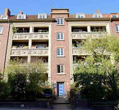 Baudenkmal in der Mergellstraße von Hamburg Harburg, der Siedlungsbau wurde 1928 errichtet. Die jetzt denkmalgeschützten Wohngebäude wurden von dem Architekten Ernst Schnell entworfen. Den Fassadenschmuck / keramischen Bauschmuck hat Richard Kuöhl ge