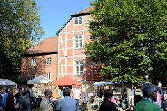 Trittauer Kunsthandwerkermarkt zum Erntedankfest an der historischen Wassermühle. Gebäude der Wassermühle in Trittau, errichtet   1701. Die Anlage am Mühlenteich steht als Kulturdenkmal unter Denkmalschutz.