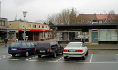 Alte Aufnahme vom Rothenburgsorter Marktplatz im Hamburger Stadtteil Rothenburgsort - Ladenzeile,  Flachbauten mit Geschäften im Baustil der 1960er Jahre und parkende Autos. ( 2002 )