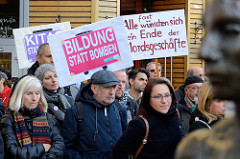 Aktionstag der überparteilichen Sammlungsbewegung Aufstehen - Abschlusskundgebung der Demonstration mit dem Motto"Würde statt Waffen" auf dem Spitzenplatz von Hamburg Altona. Protestschilder u.a. mit der Aufschrift Bildung statt Bomben.