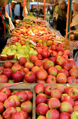 Obststand mit frisch geernteten Äpfeln auf dem Wochenmarkt am Moorhof im Hamburger Stadtteil Poppenbüttel.
