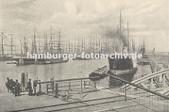 Altes Hafenbild aus dem Hamburger Segelschiffhafen. Blick in den Segelschiffhafen ca. 1890; dicht gedrängt liegen die Segelschiffe mit den hohen Masten am Kai oder an festgetäut an den Duckdalben auf Reede.