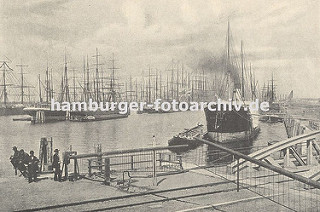 Altes Hafenbild aus dem Hamburger Segelschiffhafen. Blick in den Segelschiffhafen ca. 1890; dicht gedrängt liegen die Segelschiffe mit den hohen Masten am Kai oder an festgetäut an den Duckdalben auf Reede.