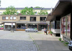 Alte Aufnahme vom Rothenburgsorter Marktplatz im Hamburger Stadtteil Rothenburgsort - Ladenzeile, Flachbauten im Baustil der 1960er; Geschäft mit Haushaltswaren. ( 2004 )
