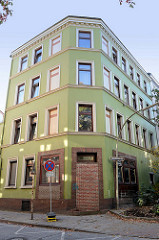 Baudenkmal im Hamburger Stadtteil Harburg, denkmalgeschütztes Etagenhaus in der Eddelbüttelstraße - erbaut ca. 1891. Der Eingang zu einem ehemaligen Geschäft / Laden wurde zugemauert, die Räume werden jetzt als Wohnung genutzt.