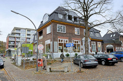 Backsteingebäude, errichtet um 1900 in der  Wedeler Landstraße in Hamburg Rissen;  erbaut als Gastwirtschaft Rissener Hof - ab den 1970er Jahren Verwendung  als Diskothek, die 1999 geschlossen wurde. Jetzt Nutzung als Wohnhaus / Geschäftshaus.
