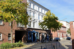 Gründerzeitarchitektur in der neuen Straße von Hamburg-Harburg Wohn- und Geschäftshaus mit Gaststätte, erbaut 1892 - Umbau 1927. Die Inneneinrichtung der Gaststätte steht unter Denkmalschutz.