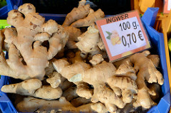 Gemüsestand mit frischem Ingwer auf dem Wochenmarkt am Quarree im Hamburger Stadtteil Wandsbek.