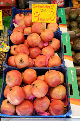 Marktstand mit Obst und Gemüse auf dem Wochenmarkt in Hamburg Wilhelmsburg / Stübenplatz; Obstkisten mit Granatäpfeln.