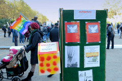 Aktionstag der überparteilichen Sammlungsbewegung Aufstehen - Sammelplatz der Demonstration mit dem Motto Würde statt Waffen auf dem Platz der Republik in Hamburg Altona.