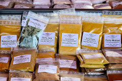 Marktstand mit Gewürzen auf dem Wochenmarkt im Hamburger Stadtteil Neugraben-Fischbeck; z. B. Bananencurry, Habanero-Curry oder Curry-Poona.