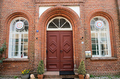 Eingang von der ehemaligen Synagoge In Boizenburg/Elbe, kleine Wallstraße. Das Gebäude war bis 1892 der religiöser Versammlungsort der jüdischen Gemeinde. Danach wurde das historische Gebäude bis 1934 von der Freimaurerloge Vesta zu den drei Türmen