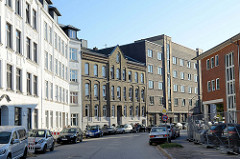 Blick in die Harkortstraße von Hamburg Altona-Nord, rechts im Hintergrund an denkmalgeschützte Siedlungsbau aus den Jahren 1928 - Architekt Fritz Neugebauer.