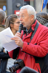 3169  3112 Aktionstag der überparteilichen Sammlungsbewegung Aufstehen - Redner auf der Abschlusskundgebung der Demonstration mit dem Motto"Würde statt Waffen" auf dem Spitzenplatz von Hamburg Altona.