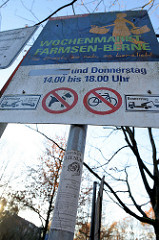Hinweisschild des Bezirksamts Hamburg Wandsbek auf den Wochenmarkt Farmsen-Berne im Berner Heerweg.