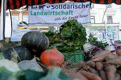 Marktstand mit Gemüse auf dem Wochenmarkt   im Hamburger Stadtteil Ottensen / Spitzenplatz; Solidarische Landwirtschaft - sich die Ernte teilen.