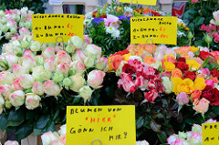 Blumenstand mit frischen Vierländer Rosen auf dem Wochenmarkt am Moorhof im Hamburger Stadtteil Poppenbüttel.