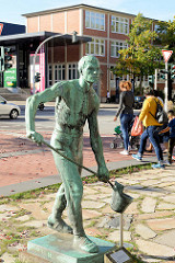 Bronzeskulptur Der Eisengiesser auf dem Rathausplatz von Hamburg-Harburg, die Skulptur wurde 1913 von Gerhard Janensch entworfen und stand ursprünglich am Eingangsportal der Harburger Firma Thörl in der Schloßstraße.