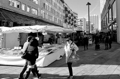 Marktstände auf dem  Wochenmarkt in der Großen Bergstraße, Stadtteil Hamburg Altona / Altstadt.