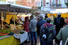 Marktstände auf dem Wochenmarkt   im Hamburger Stadtteil Ottensen / Spitzenplatz.