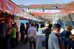 Marktstände auf dem Wochenmarkt Sand im Hamburger Stadtteil Harburg.