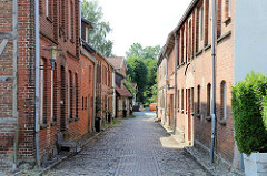 Schmale Gasse mit Kopfsteinpflaster - Wohnhäuser; Architektur in Boizenburg/Elbe.