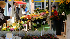 Blumenstand auf dem Wochenmarkt In Hamburg Neuallermöhe / Fleetplatz.