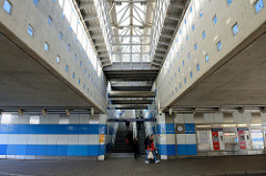 Oberlicht und Aufgang der S-Bahn-Station Hamburg Allermöhe; die Haltestelle wurde 1999 eröffnet.