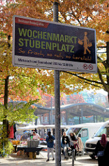 Hinweisschild vom Bezirksamt Hamburg-Mitte  auf den Wochenmarkt Stübenplazt in Hamburg Wilhelmsburg.