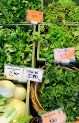 Gemüsestand auf dem Wochenmarkt am Moorhof im Hamburger Stadtteil Poppenbüttel; frische Lauchzwiebeln, Feldsalat, Fenchel sowie Postelein / gewöhnliches Tellerkraut liegenden kleinen Kästen in der Auslage.