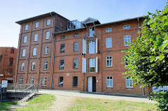 Historische Industriearchitektur am Mühlenteich in Boizenburg/Elbe; die ehemalige  Wassermühle wurde 1880 errichtet  - der nebenstehende Speicher  1892. Dieser wird jetzt gewerblich genutzt.