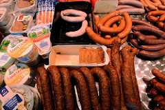Marktstand mit Wurstspezialitäten auf dem Hamburger Wochenmarkt in Farmsen-Berne, Berner Heerweg. Würste, die nach traditionellen schlesischen Rezepten in der Nähe von Hamburg hergestellt werden.