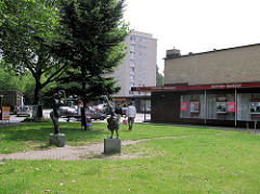 Alte Aufnahme vom Rothenburgsorter Marktplatz im Hamburger Stadtteil Rothenburgsort - Ladenzeile, Flachbauten im Baustil der 1960er Jahre; Hamburger Sparkasse. ( 2004 )