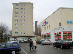 Alte Aufnahme vom Rothenburgsorter Marktplatz im Hamburger Stadtteil Rothenburgsort - Lebensmittelmarkt  PRO, Hochhaus und parkende Autos - im dazwischen der historische Wasserturm, Wahrzeichen des Stadtteils. ( 2002 )