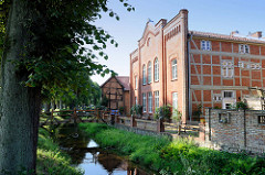 Historische Architektur am Wallgraben in Boizenburg; rechts das Gebäude der ehemaligen Synagoge der Stadt, die bis 1892 religiöser Versammlungsort der jüdischen Gemeinde war.