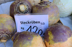 Wochenmarkt in Hamburg Neugraben, Marktstand mit Gemüse - Steckrüben.