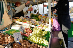 Obst und  Gemüsestand  auf dem Wochenmarkt in Hamburg Finkenwerder, Finksweg.