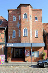 Gebäude des  Kinos in der Reichenstraße von Boizenburg/Elbe. Es wurde 1932 als Boizenburger Lichtspiele eröffnet, 1936 wurde es umgebaut und hieß Kammerlichtspiele. 1990 wurde das Kino geschlossen - 1996 renoviert aber nicht wieder eröffnet.