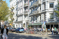 Sonniger Herbstnachmittag eines Sonntages an der Osterstraße Ecke Schopstraße im Hamburger Stadtteil Eimsbüttel.