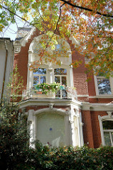 Zweifamilienhaus in der Ernst Eger Straße von Hamburg-Harburg, das Gebäude dem aufwändigen Fassadendekor steht als Kulturdenkmal der Hansestadt Hamburg unter Denkmalschutz. Der Architekt des 1899 gebauten Hauses war Emil Schröder.