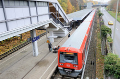 Haltestelle der S-Bahn in Hamburg Rissen - ein Zug fährt in den Bahnhof ein; die Station wurde 1983 eröffnet.