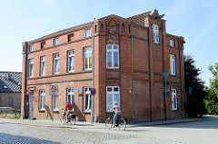 Historisches Geschäftsgebäude / Speicher  - Lagerhaus in der Klingbergstraße am Stadthafen von Boizenburg/Elbe. Am Giebel ist noch die Vorrichtung einer Winde zu erkennen sowie die Fassadenbeschriftung einer Firma - das Gebäude wurde zum Wohnhaus um